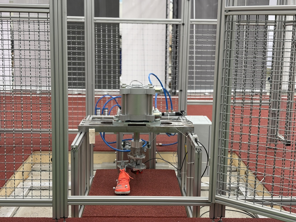 2025_08_04_-_IBMS_Materialprüfmaschine_frontal