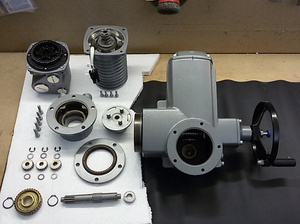 Einzelteile eines Stellantriebs nach der Demontage