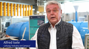 Projektleiter Alfred Isele im Kraft- und Arbeitsmaschinenlabor