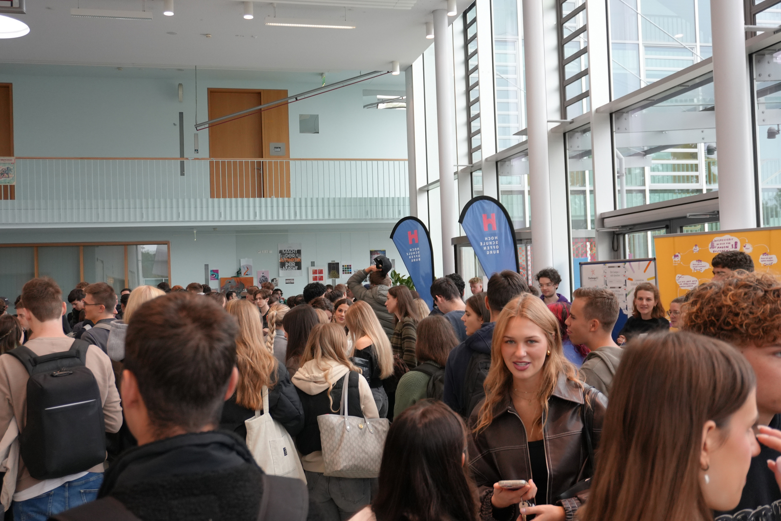 Menschenmenge im Foyer