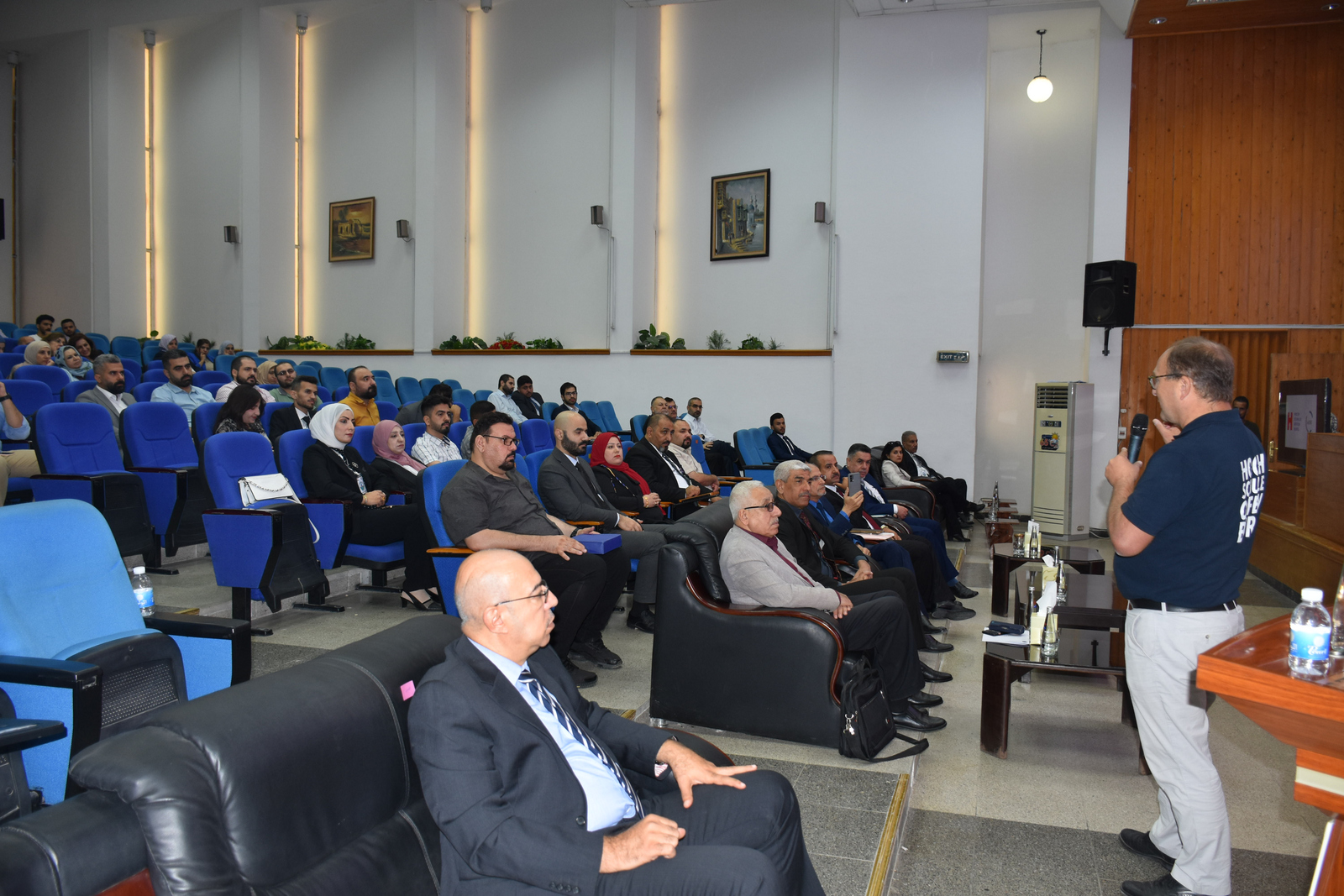 Prof. Sikora im Workshop vor Teilnehmern 