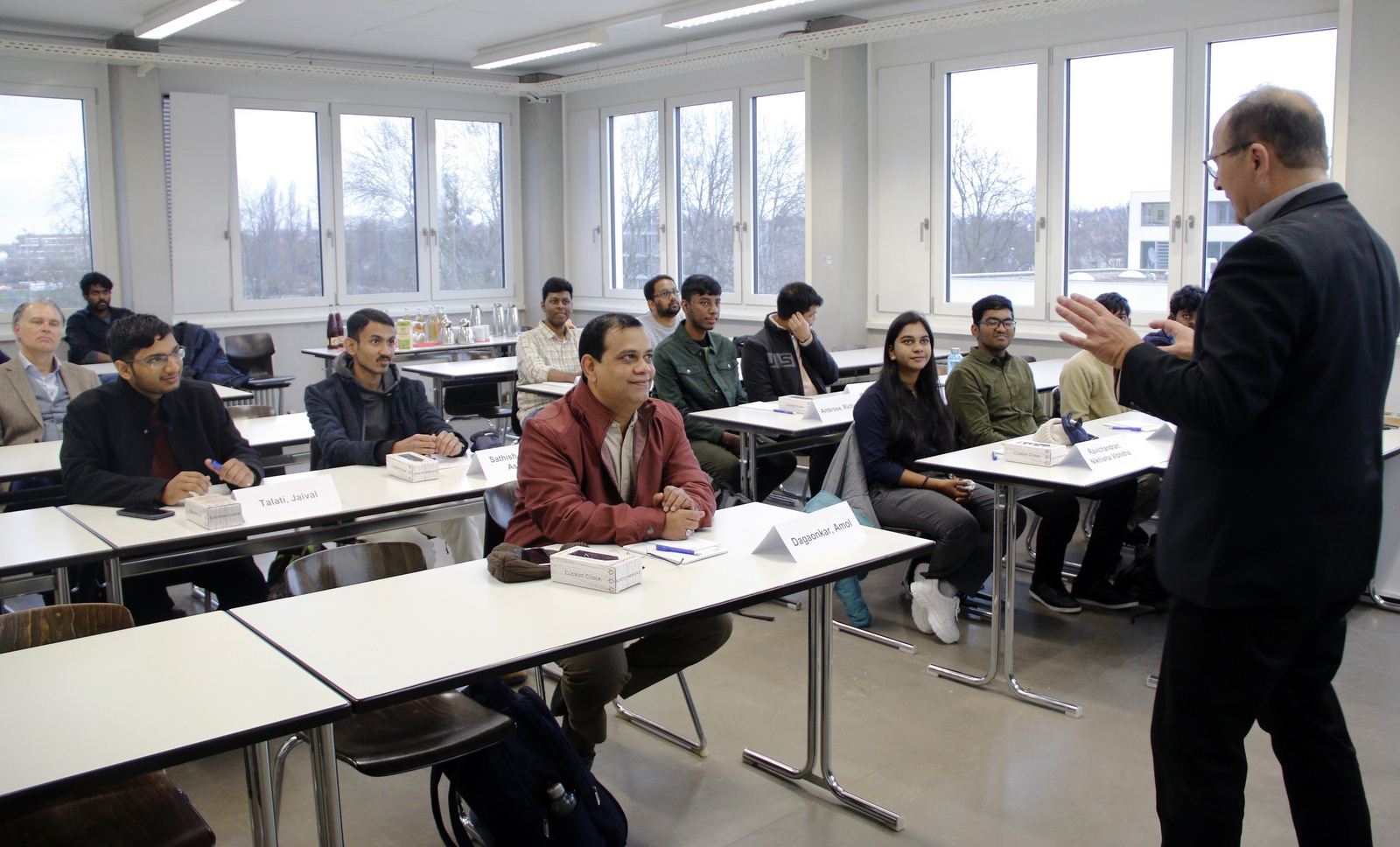 Die Teilnehmenden sitzen in einem Hörsaal und Prof. Sikora steht vor ihnen und hält einen Vortrag