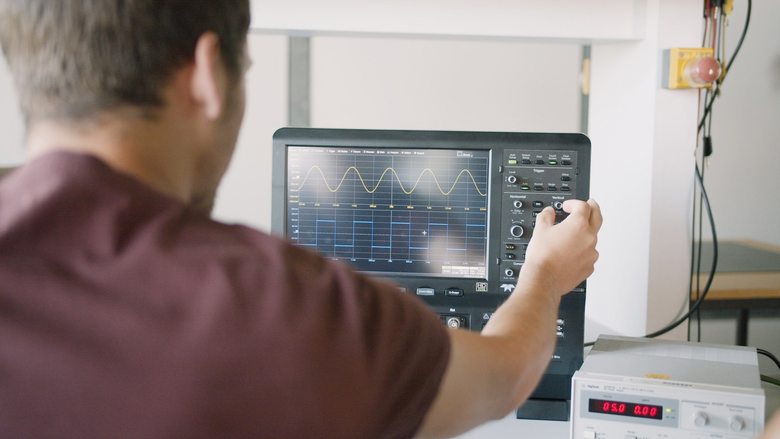 Student vor Oszilloskop