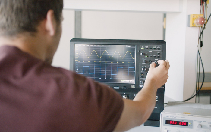 Student vor Oszilloskop