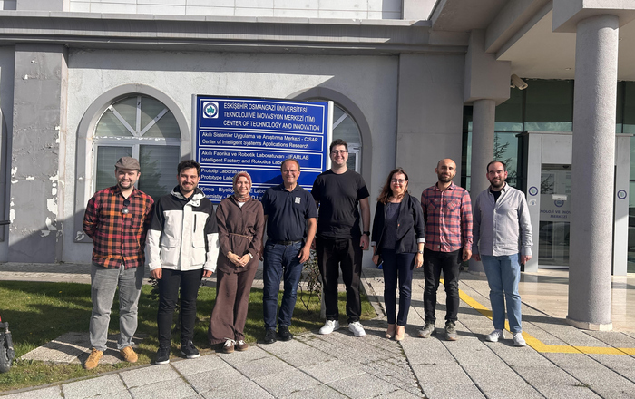 8 Personen in Reihe vor einem Gebäuder der ESOGU