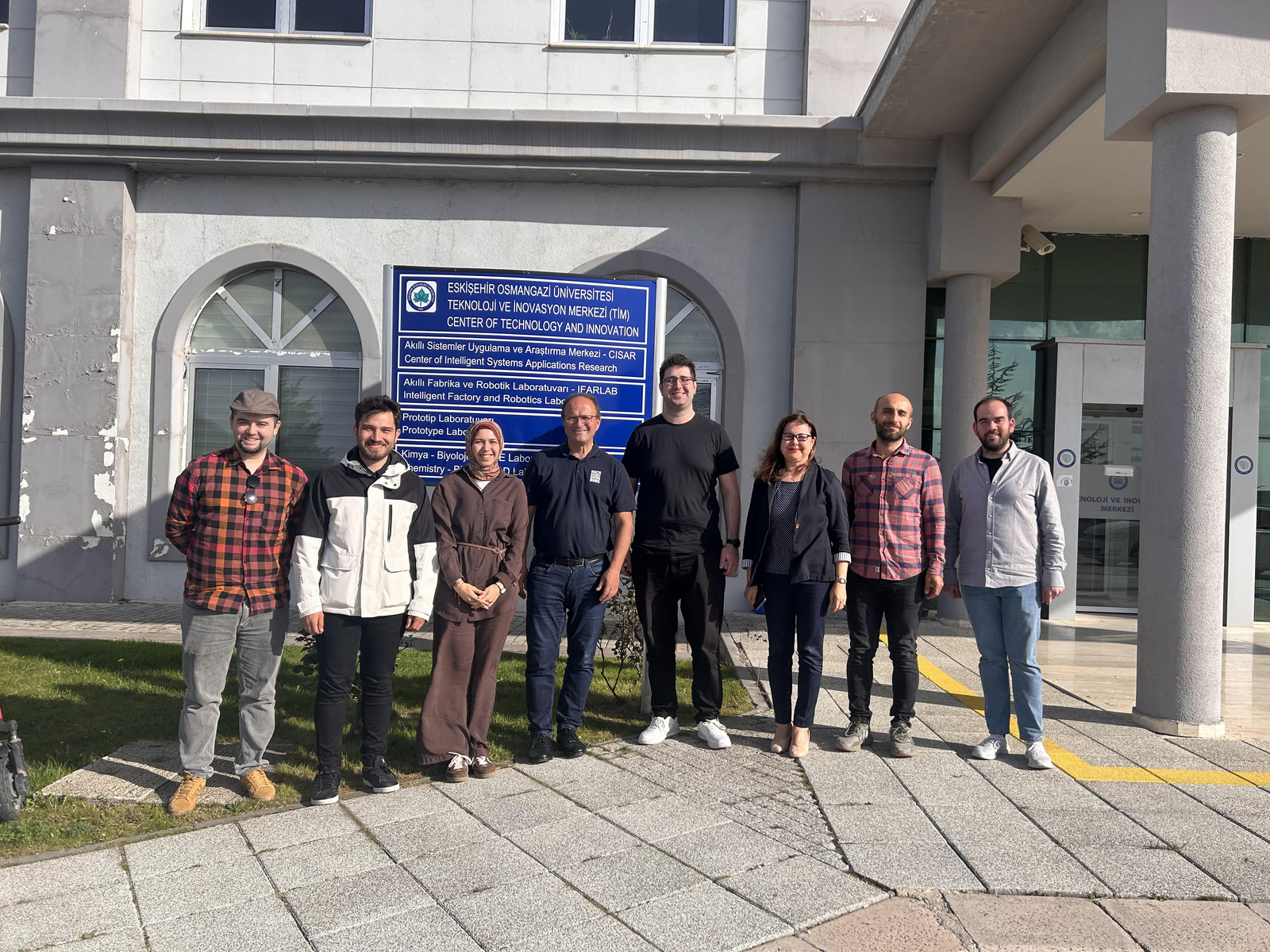 8 Personen in Reihe vor einem Gebäuder der ESOGU