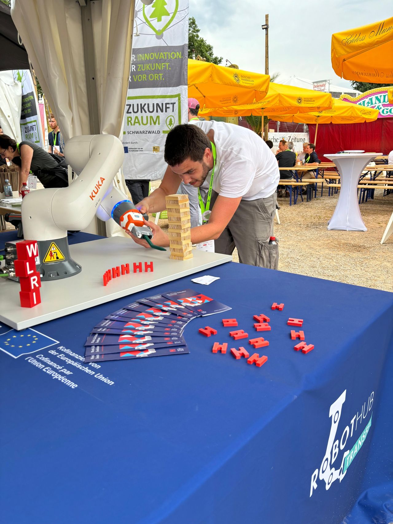 Eine Person, die einen Roboterarm bedient