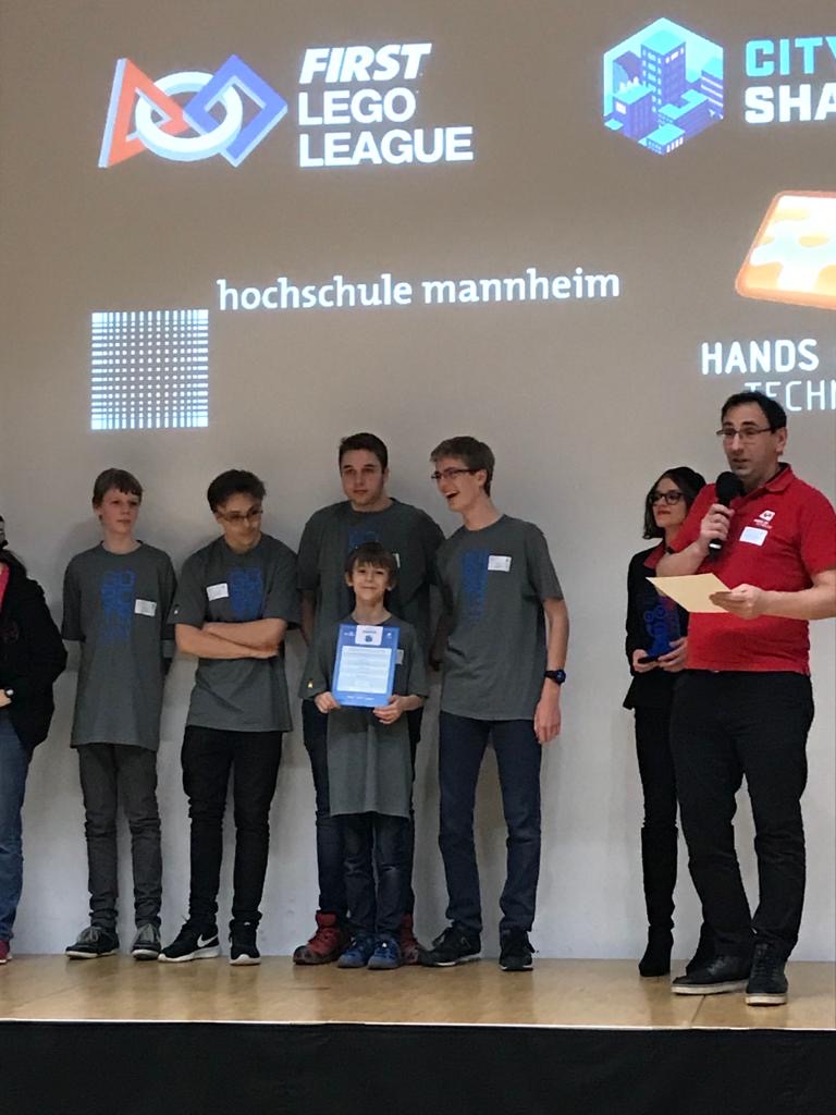 Das Gobots-Team auf der Bühne bei der Preisverleihung.