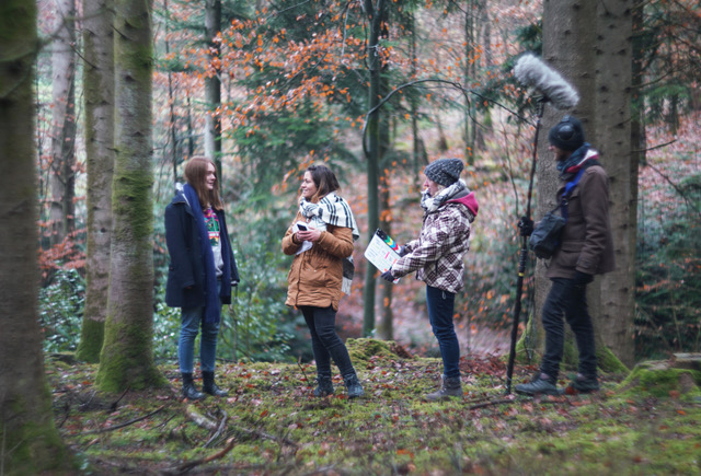 Filmteam am Set im Wald