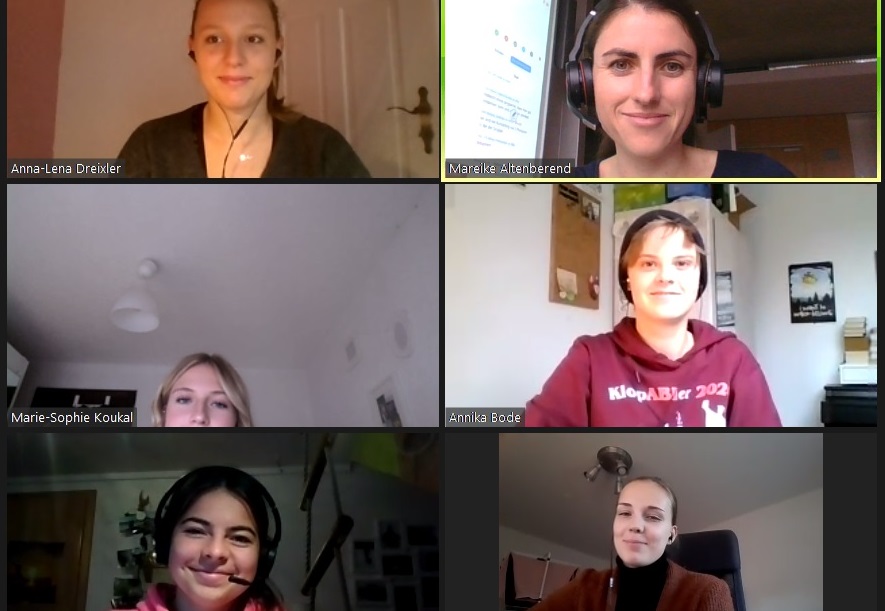 Sechs Zoom-Kacheln mit Gesichtern von Beteiligten.