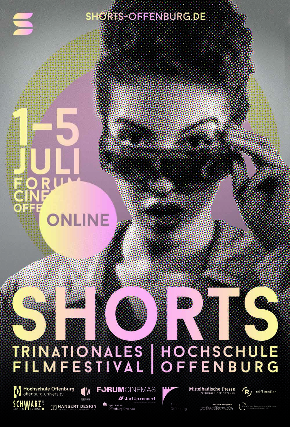 Das SHORTS-plakat mit eine Frau, die ihre Sonnenbrille leicht runterzieht.