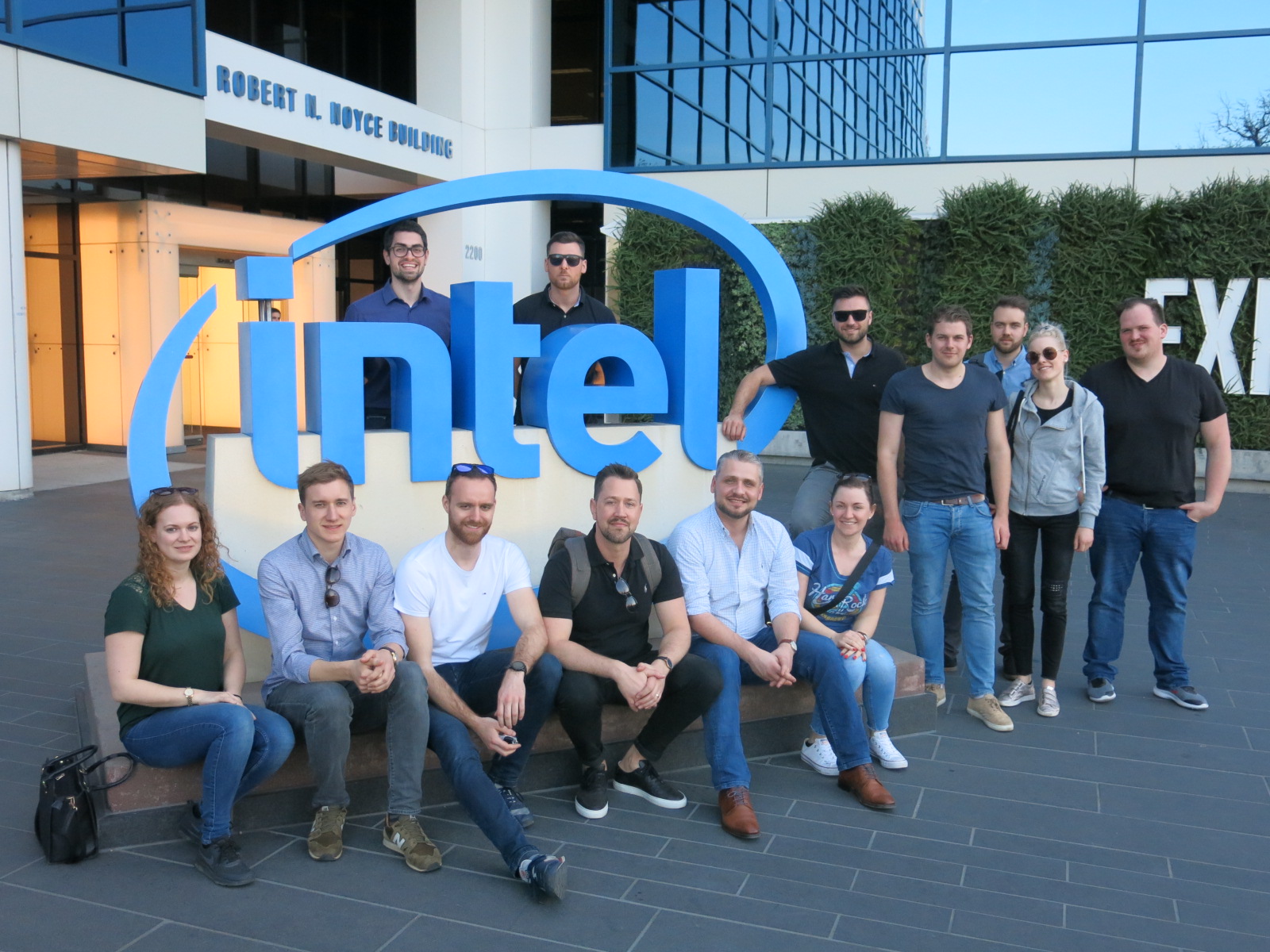 Das Bild zeigt die Teilnehmer der jüngsten Auslandsexkursion im Rahmen des MBA-Programms PGM vor einem intel-Gebäude im Silicon Valley in den USA.