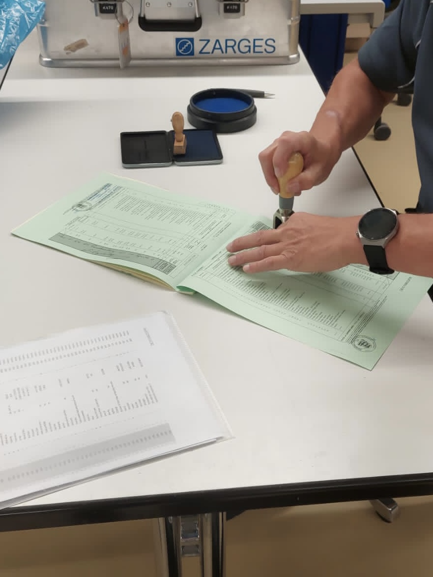 Zollbeamter stempelt Frachtpapiere