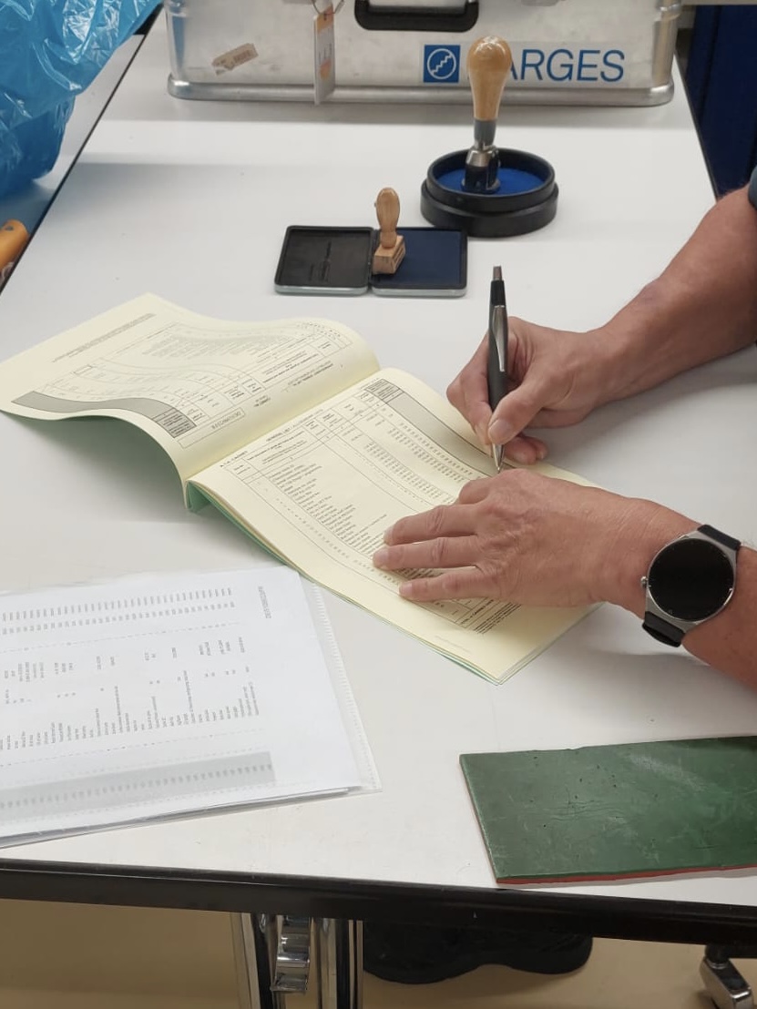 Zollbeamter unterschreibt Frachtpapiere