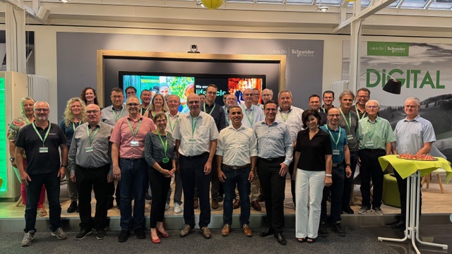 Gruppenbild der VdF-Miglieder bei Schneider Electric