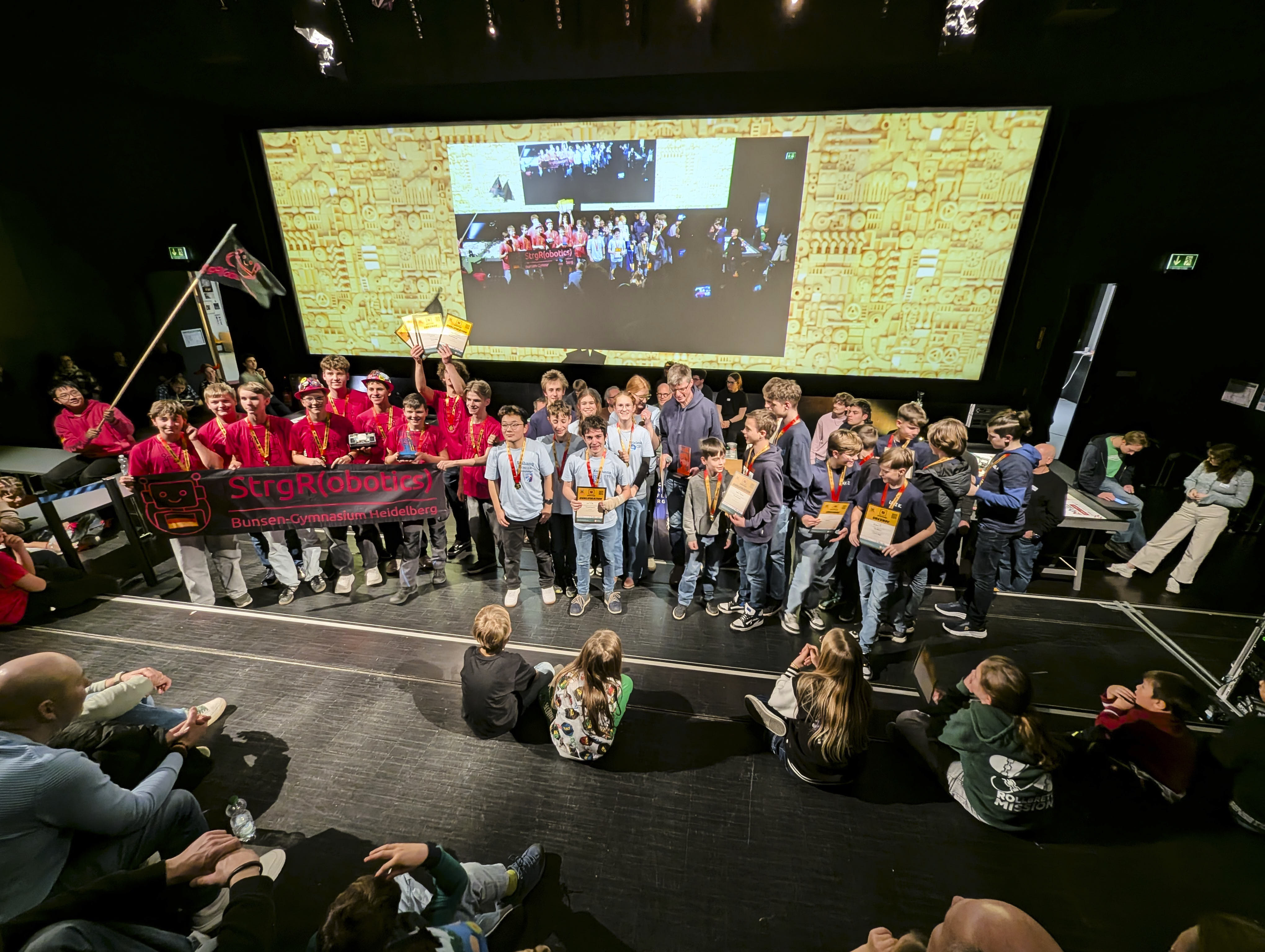 Die Gewinnerteams bei der Siegerehrung auf der Bühne