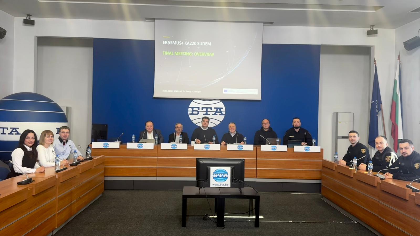 12 Personen an U-Form Pulten sitzend