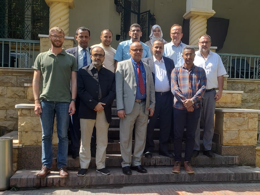 11 Workshopteilnehmer*innen vor der DAAD Außenstelle in Kairo