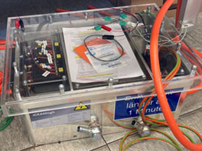 Materialkoffer unklaren Inhalts, Schläuche, Kabel, Anleitungen