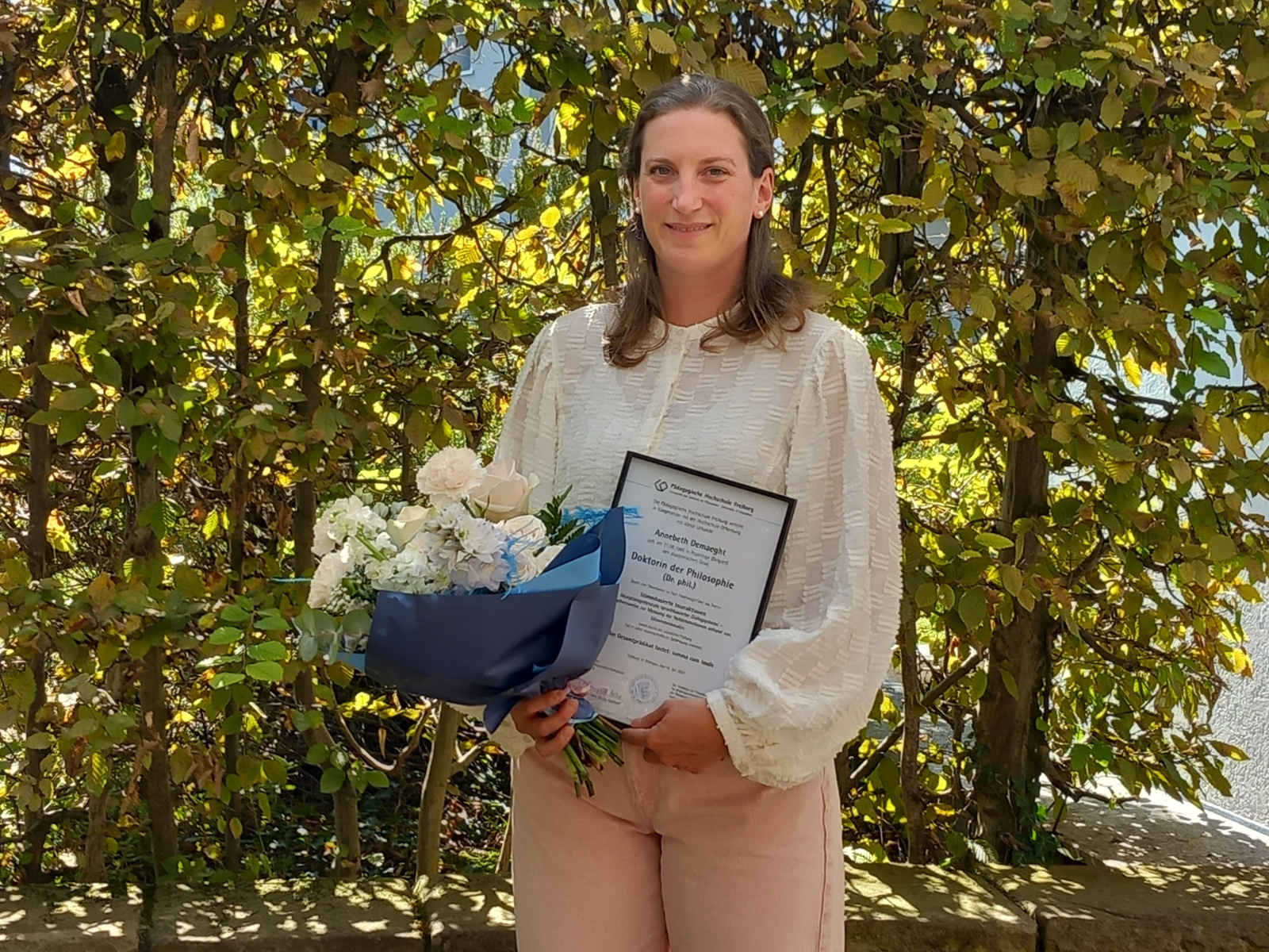 Annebeth Demaeght mit der Promotionsurkunde