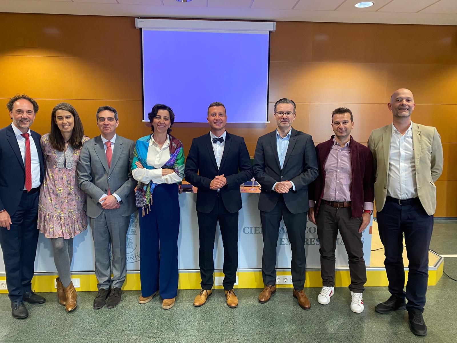 David Knäble und die Prüfungskommission nach der Verteidigung