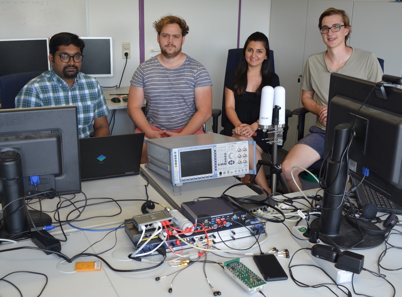 (v.l.) Jubin Sebastian E., Bastian Bouguin, Adian Shubbar und Fabian Sowieja mit dem Aufbau des Campusnetzwerks am ivESK