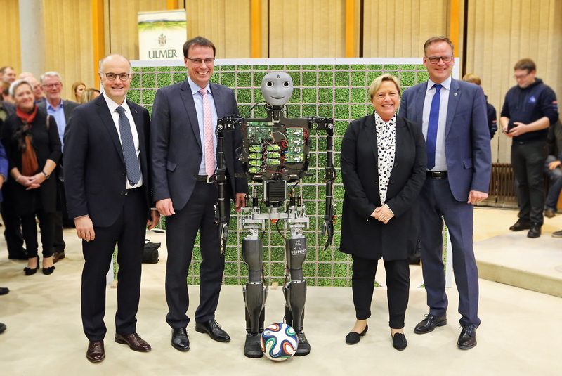 Gruppenbild: Rektor Prof. Dr. Winfried Lieber, Landtagsabgeordneter und Staatssekretär Volker Schebesta, Sweaty, Kultusministerin Susanne Eisenmann und Landrat Frank Scherer