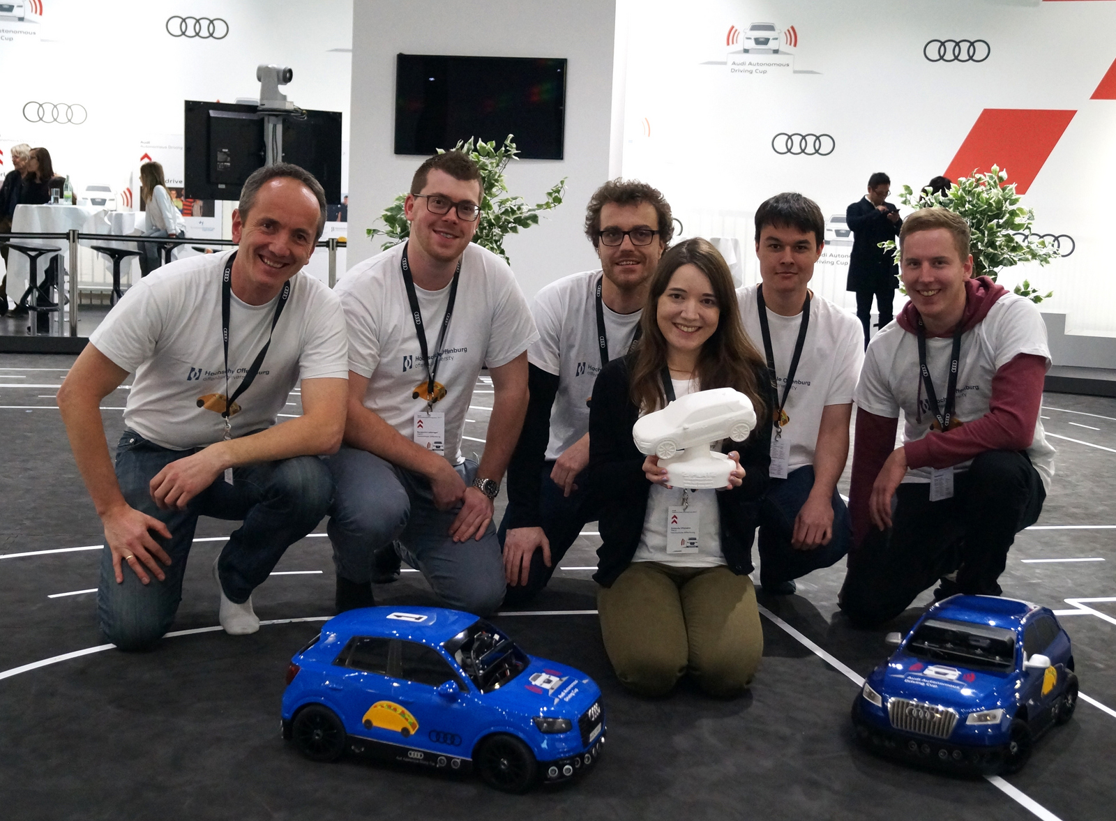 Gruppenfoto mit Pokal