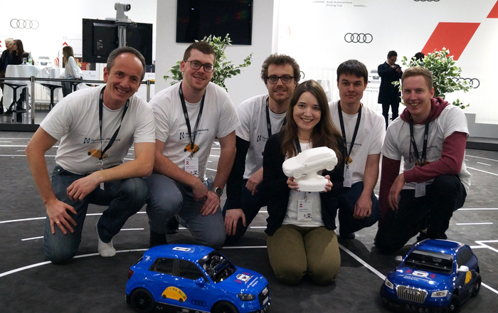 Gruppenfoto mit Pokal